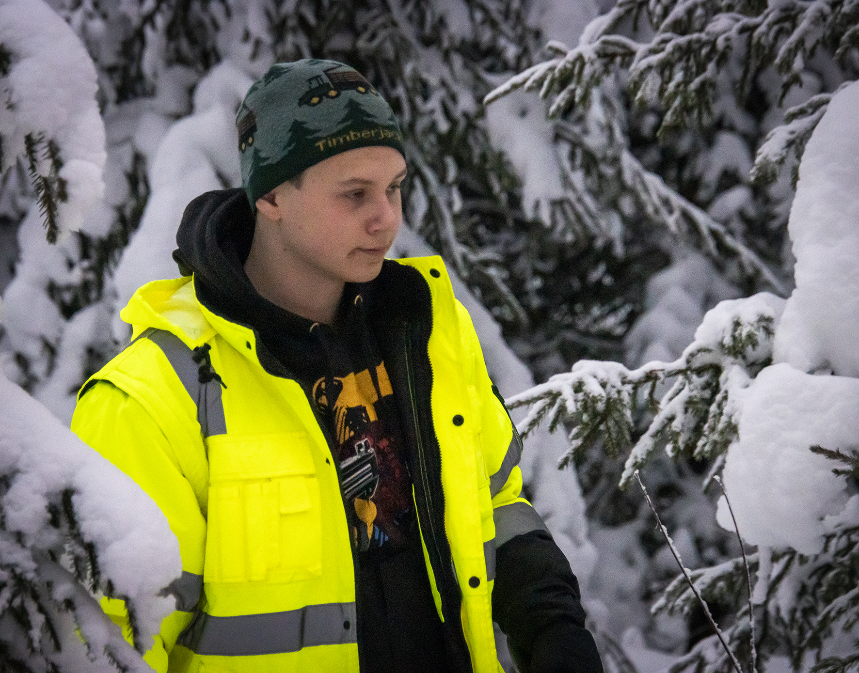 poika kävelee metsässä